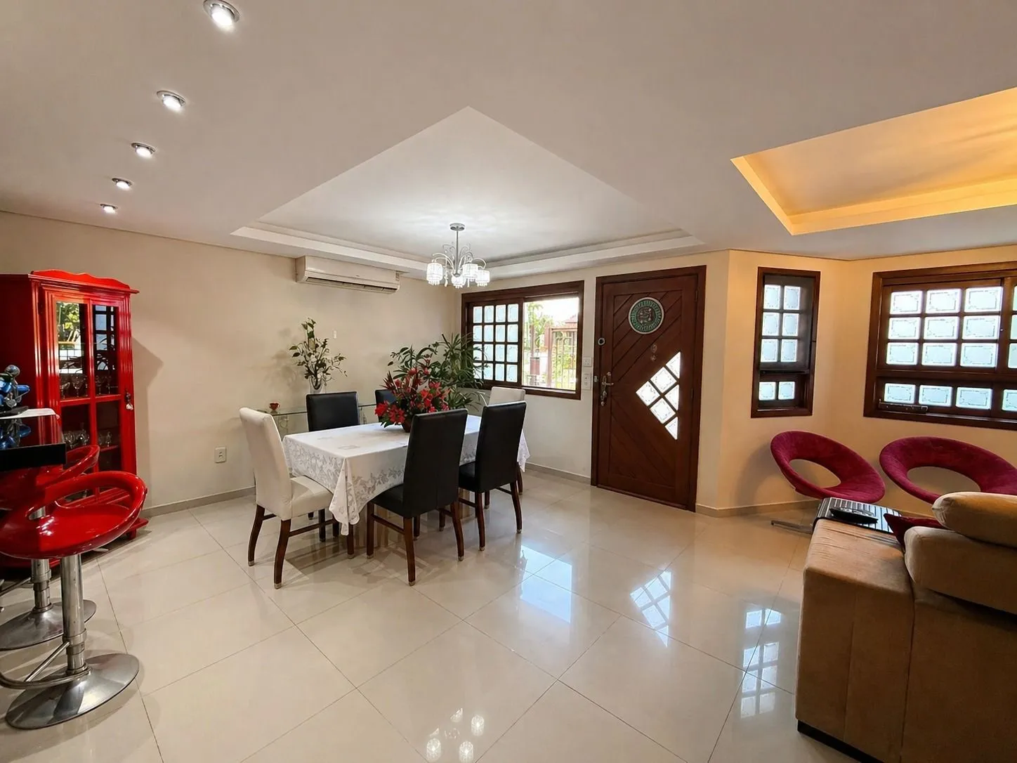 Imagem Luxuosa Residência no Cantegril | 4 Dormitórios, 3 Suítes, 273m² e 8 Vagas