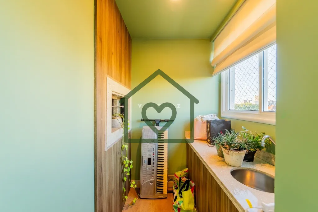 Imagem Apartamento com 3 dormitórios sendo uma suíte máster com closet, living espaçoso, sacada integra...