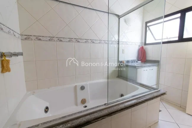 Imagem Localizado em Campinas, este espaçoso apartamento oferece um ambiente confortável e funcional. Com...