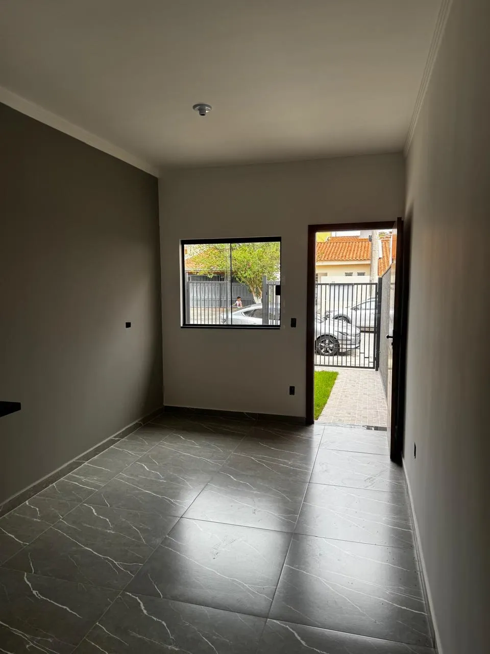 Imagem Casa nova, construída em 2025, 51,90 m² de área construída, 2 dormitórios, 1 banheiro, sala, cozinha, área de serviço e garagem para 1 carro e 1 noto.