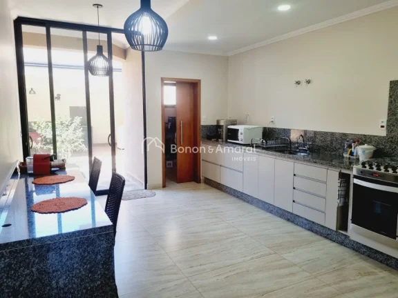 Imagem Sobrado com 4 quartos (sendo 2 suítes, uma delas no térreo), 264 m² construídos, no Condomínio ...