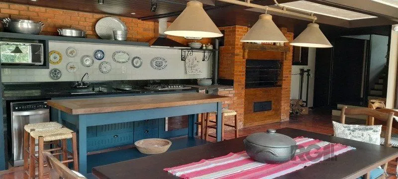Imagem BELÍSSIMA CASA EM GRAMADO - JUNTO AO LAGO NEGRO