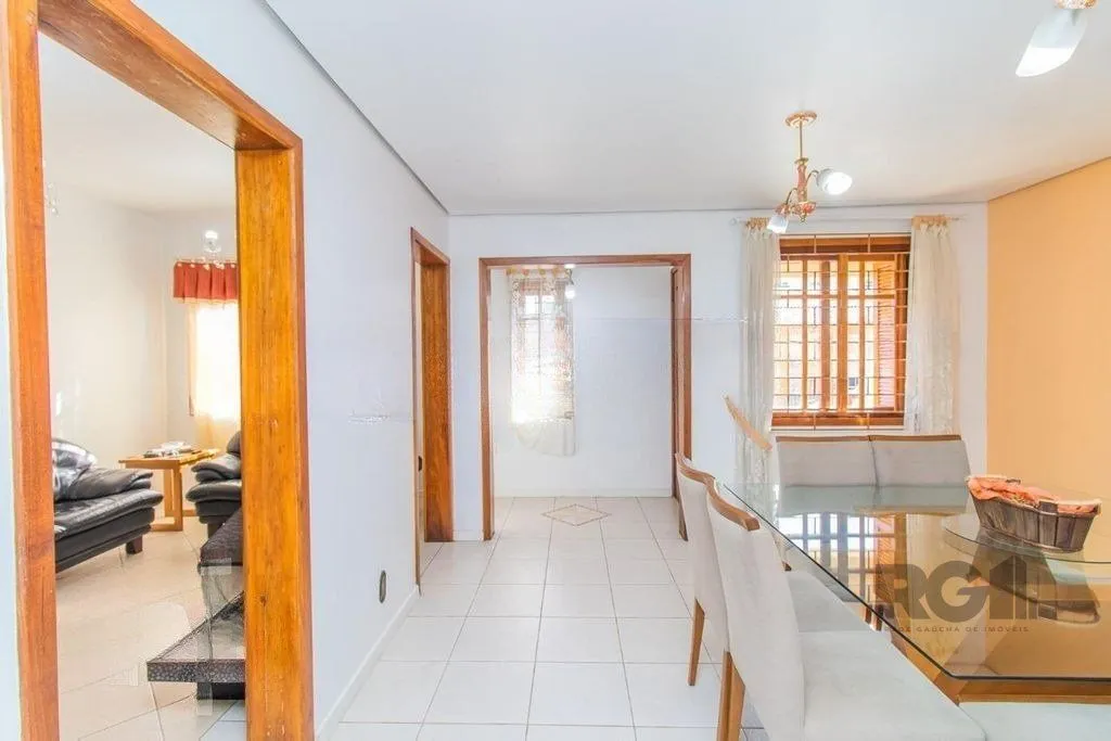 Imagem Casa de 4 dormitórios no bairro Cavalhada
