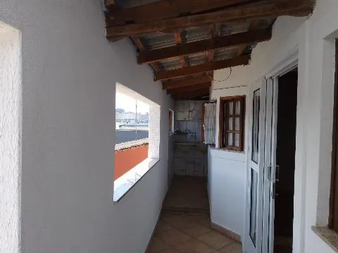 Imagem LOCAÇÃO DE CASA RESIDENCIAL/COMERCIAL NO CENTRO DE ARUJÁ/SP, com 2 quartos, sala c/ 2 ambientes, varanda na frente e nos fundos e 1 vaga. CONSULTE-NOS