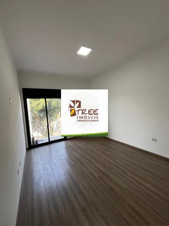 Imagem VENDA DE SOBRADO NO ARUJAMÉRICA, EM ARUJÁ/SP, 150m² com 3 quartos, suíte, sacada, sala ampla, copa, quintal, churrasqueira e 3 vagas. CONSULTE-NOS.