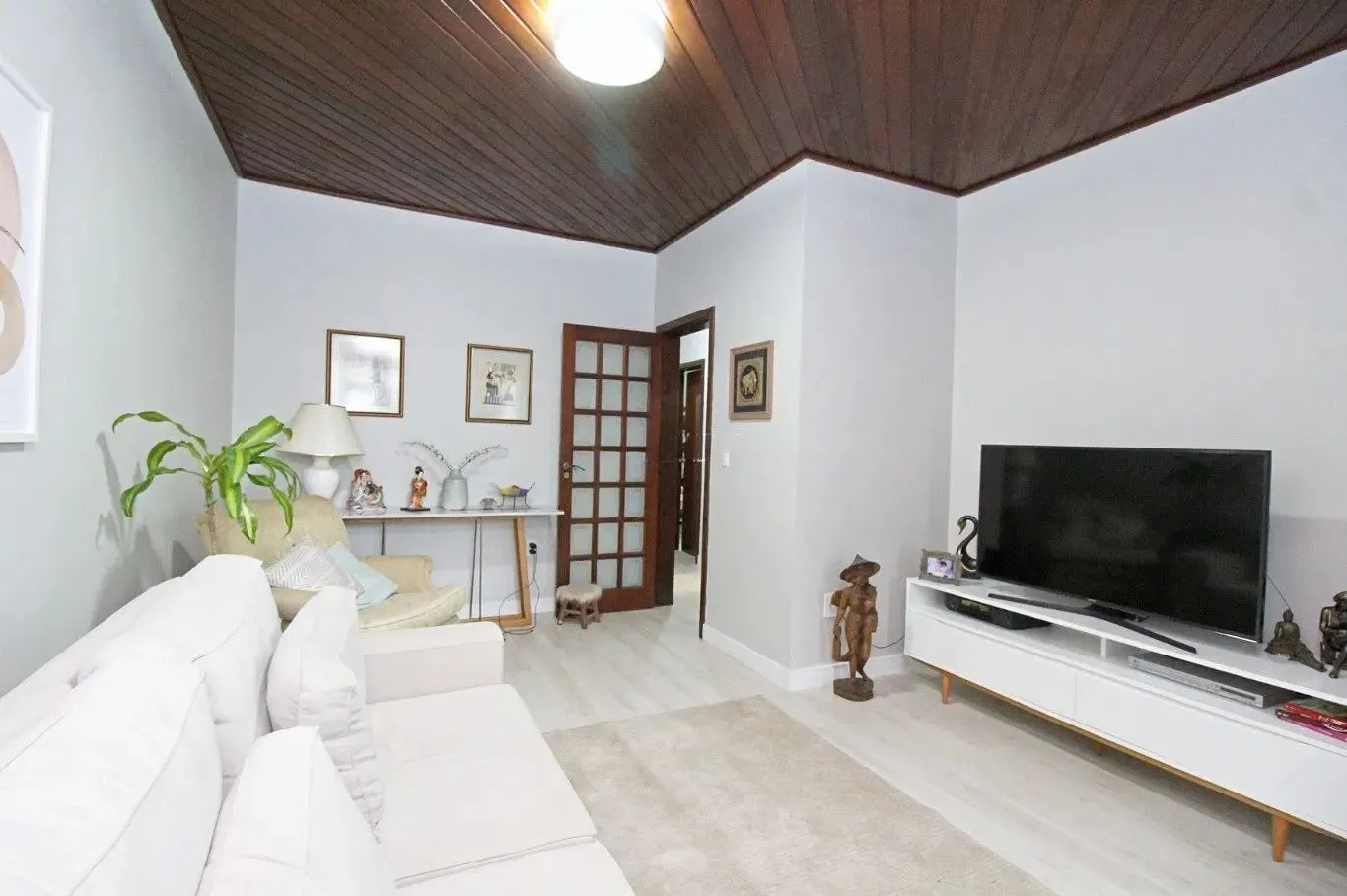 Imagem Casa térrea com edícula e salão de festas próximo ao Iguatemi