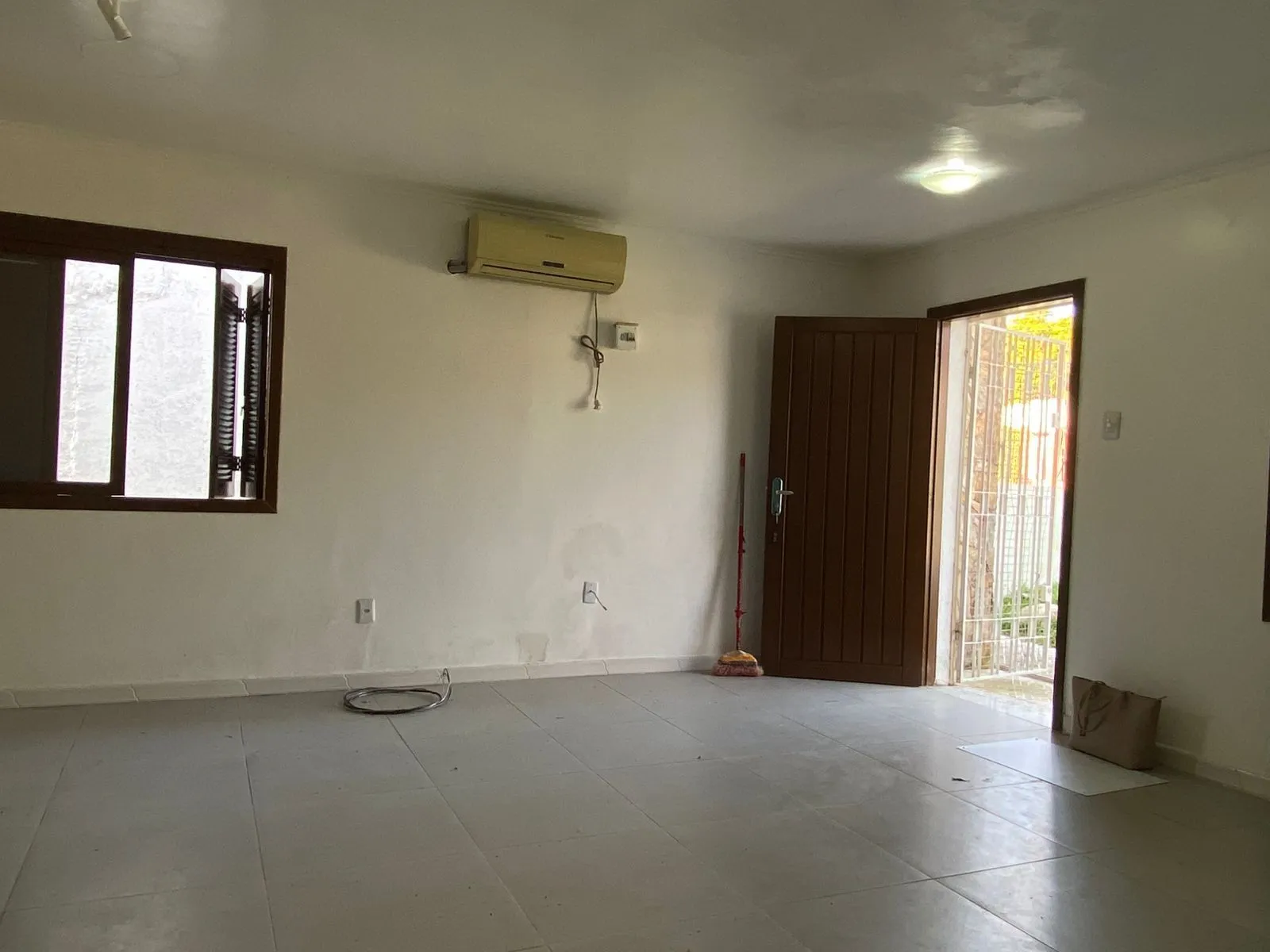 Imagem Casa de (3)três quartos, sendo uma suíte com duas vagas de garagem.
