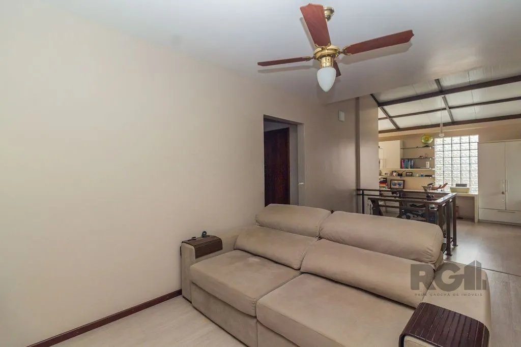 Imagem Casa com 3 dormitórios no bairro Nonoai