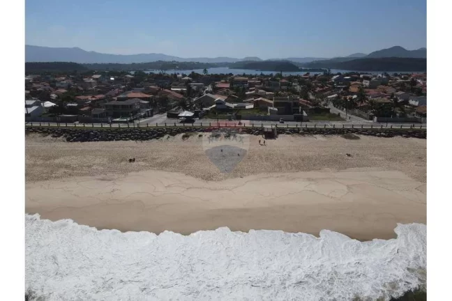 Imagem Terreno plano e murado de frente para o mar na barra de Maricá.
