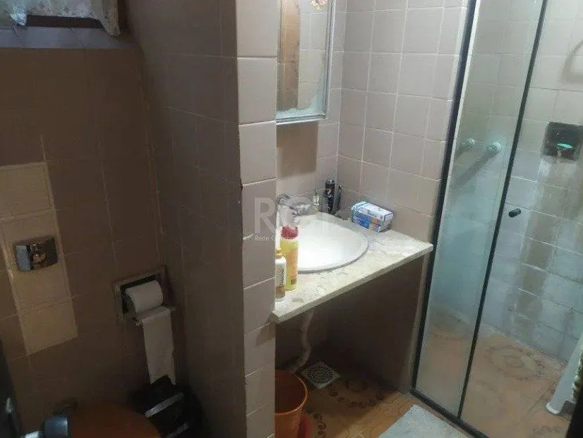 Imagem Casa com 03 dormitórios, churrasqueira, pátio com piscina e 5 vagas de garagem no bairro Menino Deus