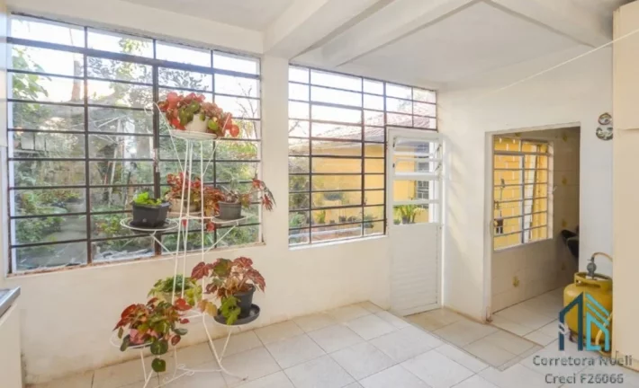 Imagem Casa a venda Semi mobiliada, 05 quartos, em ótima localização, no Bacacheri em Curitiba PR