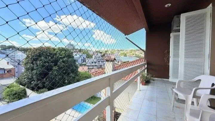 Imagem Casa de 4 dormitórios, uma suíte, pátio com piscina nos fundos e espaço para até 3 carros no Chácara das Pedras