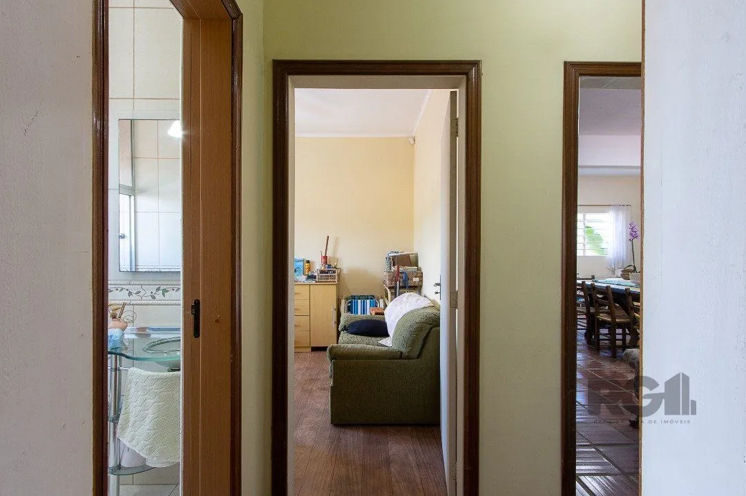 Imagem Casa com 4 quartos, suíte, churrasqueira, lareira, garagem coberta e lindo jardim.