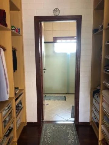 Imagem VENDA DE SOBRADO NO CONDOMÍNIO ARUJÁ V, EM ARUJÁ/SP, 264m² com 3 quartos, suíte, churrasqueira, jardim, cozinha americana e 04 vagas. CONSULTE-NOS.