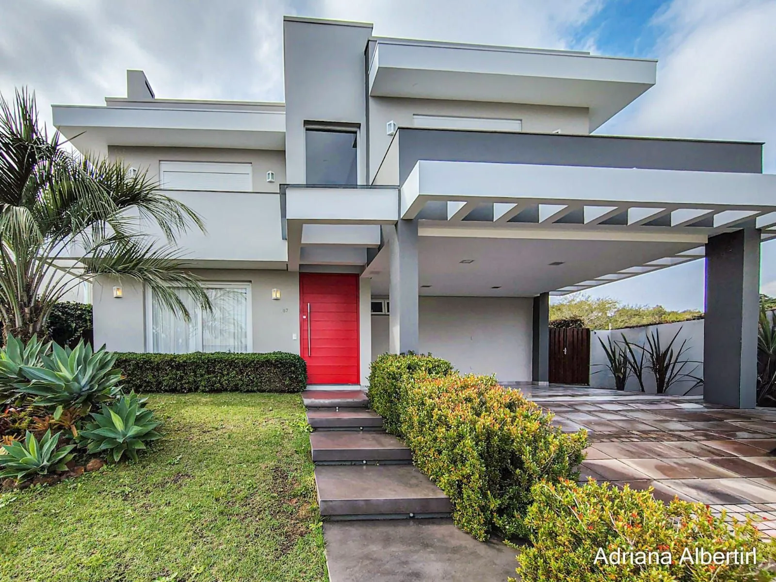 Imagem ALPHAVILLE PORTO ALEGRE | CASA COM FUNDOS PARA APP E ÁREA EXTERNA COMPLETA
