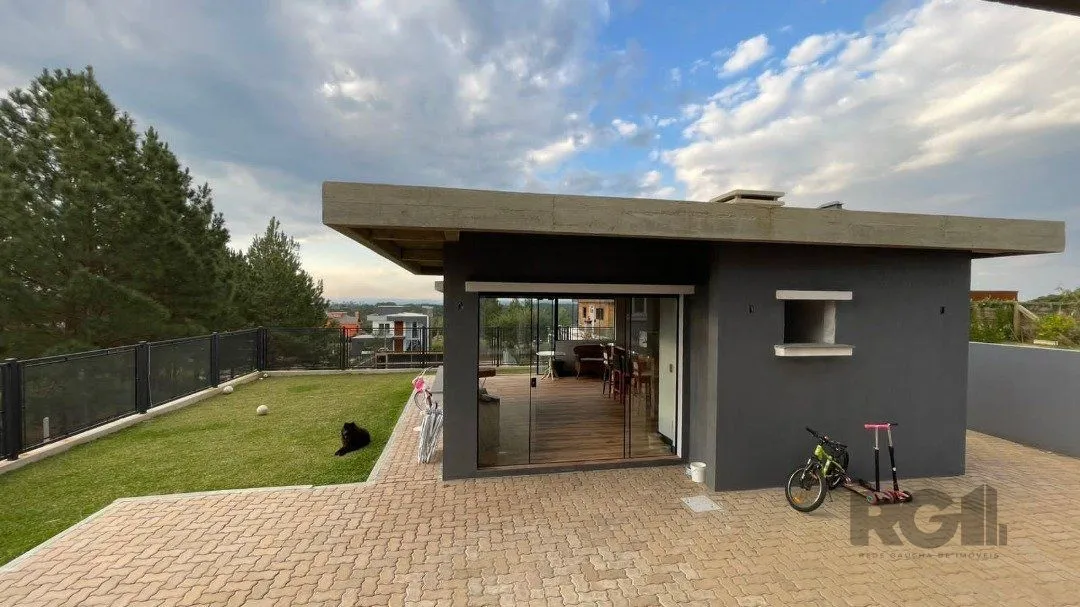 Imagem Linda Casa Ampla com 3 Suítes Construída Recentemente em Condomínio no Bairro Nobre de Gramado