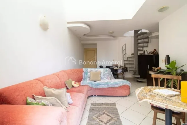 Imagem Localizado em Campinas, este espaçoso apartamento oferece um ambiente confortável e funcional. Com...