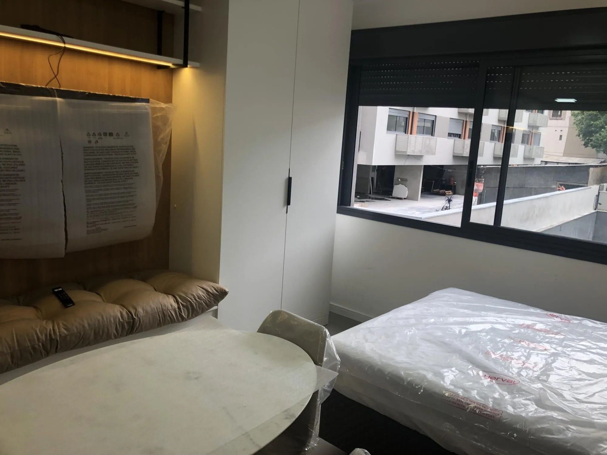 Imagem Apartamento desocupado e totalmente mobiliado com uma garagem