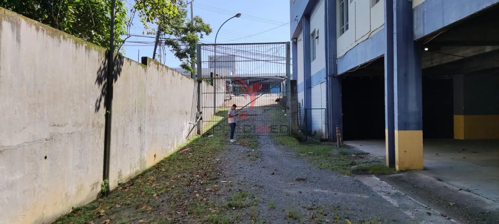 Imagem Galpão para venda com pé direito de 3 metros e com mais um terreno