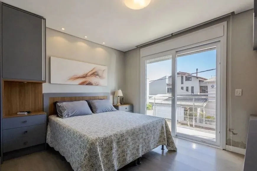 Imagem Casa semimobiliada, com churrasqueira, 3 suítes e 2 vagas no Jardim Itu Sabará