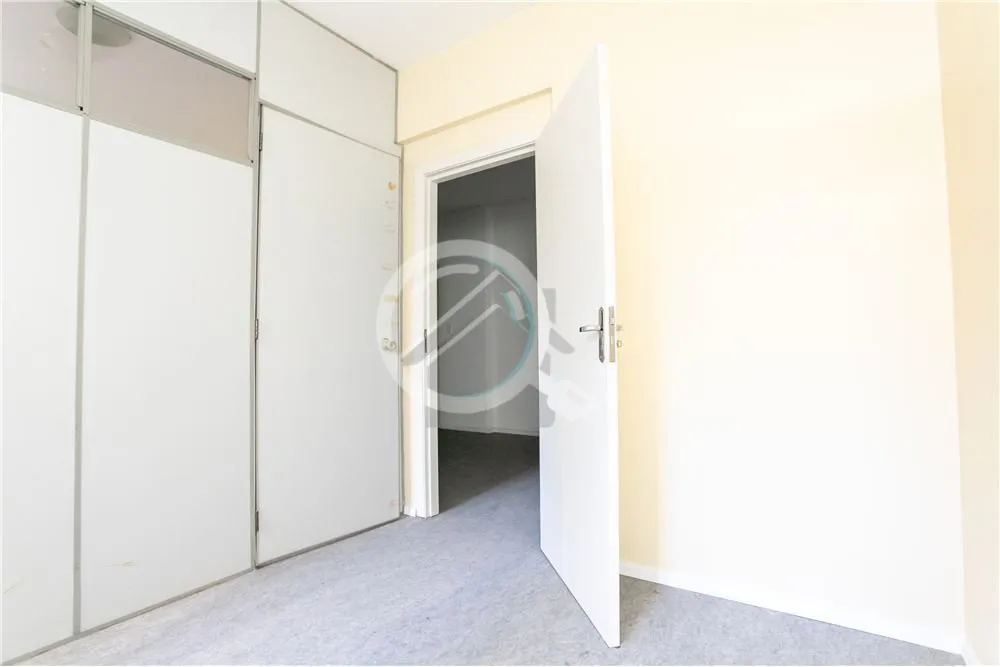 Imagem Descubra a combinação perfeita de praticidade e tranquilidade nesta sala comercial localizada no c...
