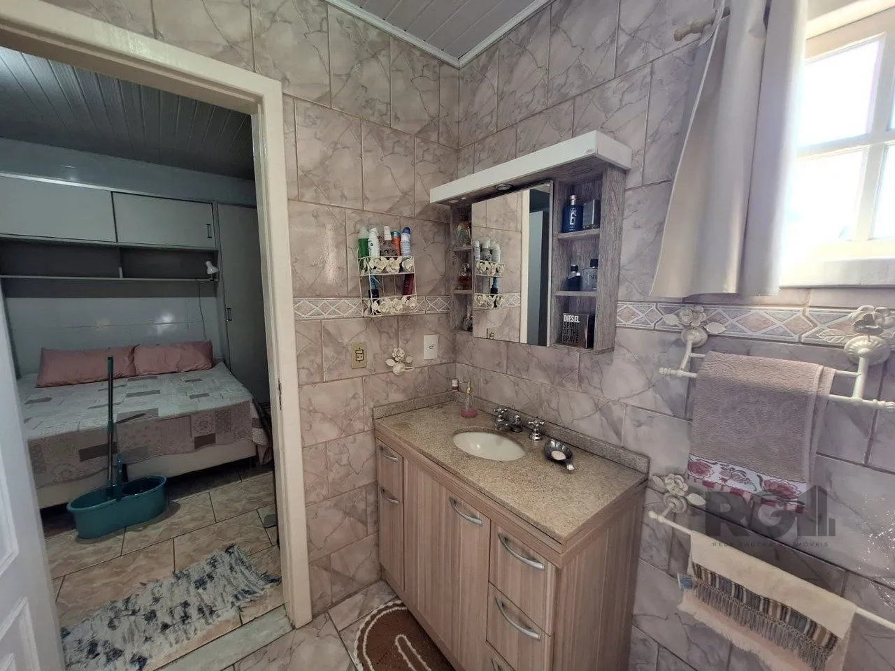 Imagem Casa com 3 dormitórios, suíte, lareira, Jardim Algarve em Alvorada - RS.