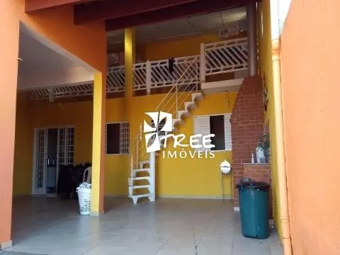 Imagem VENDA DE SOBRADO NO ARUJAMÉRICA, EM ARUJÁ/SP, 320m² com 3 quartos, suíte, lavanderia, salão e 05 vagas, sendo 02 cobertas. CONSULTE-NOS.