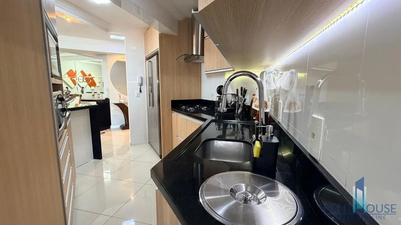 Imagem Apartamento Quadra Mar para Venda em Balneário Camboriú, CENTRO, 3 dormitórios, 1 suíte, 2 banheiros, 2 vagas