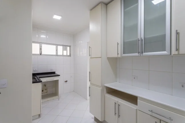 Imagem Apartamento 137M² Reformado, 3Q, 1 Suíte, 2 Banheiros, 1 Vaga, Sol da Manhã, Banheira, Academia, Salão de Festas, Área Verde, Armários.