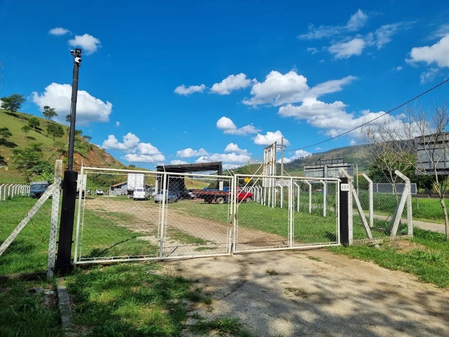 Imagem Terreno Estratégico de 3.300m² com Barracão, Escritório e 3 Acessos Rodoviários para Locação em Área Nobre de Aparecida