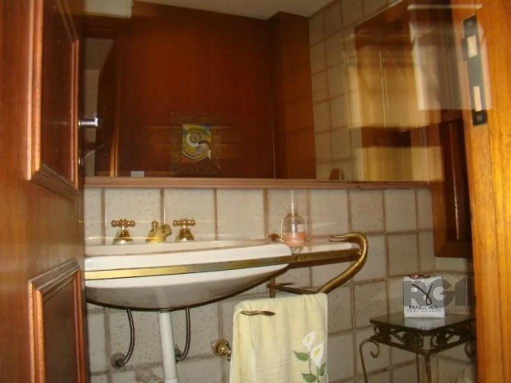 Imagem Casa de 370m² - 4 dormitórios, 2 suítes e 4 vagas de garagem no bairro Espírito Santo