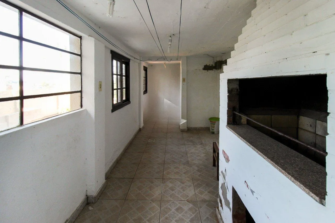 Imagem Casa com 6 dormitórios à Venda no Bairro Jardim Carvalho, Porto Alegre