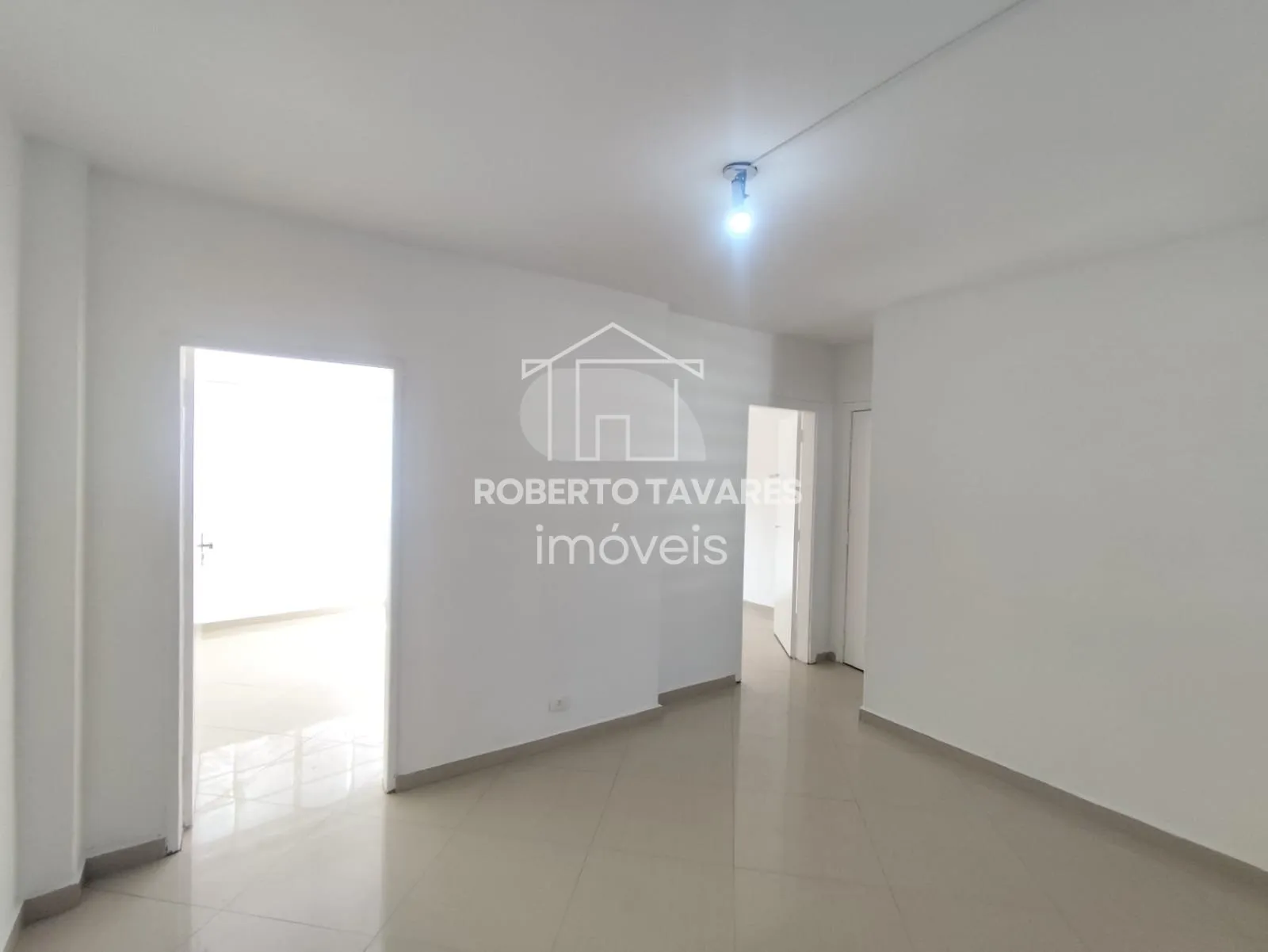 Imagem Apartamento de 64m² com 2 dormitórios, 2 banheiros, sem suíte, localizado no último andar do edifício. Cozinha americana integrada à sala.