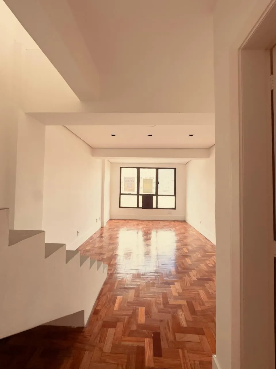 Imagem EXCELENTE SALA COMERCIAL REFORMADA COM TERRAÇO - MONT SERRRAT | PORTO ALEGRE