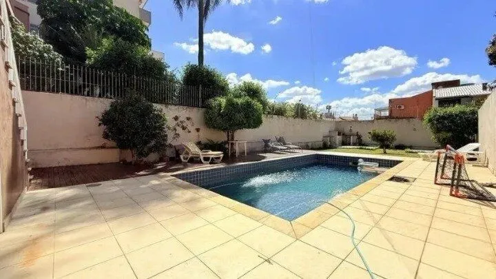 Imagem Casa de 4 dormitórios, uma suíte, pátio com piscina nos fundos e espaço para até 3 carros no Chácara das Pedras