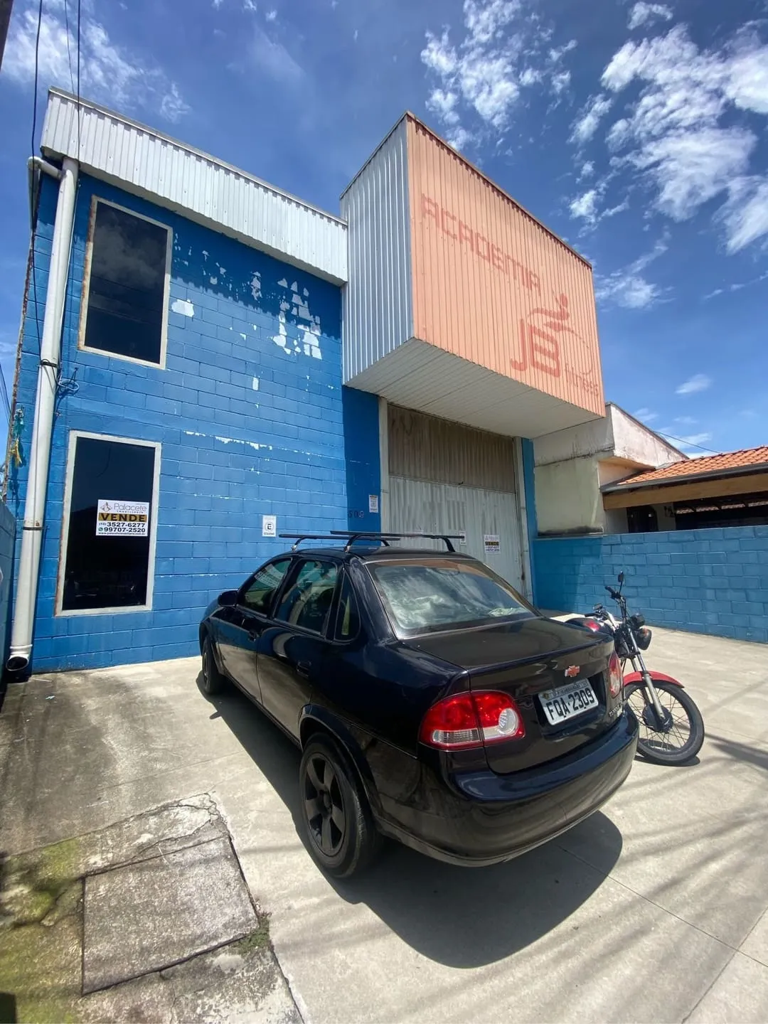 Imagem Prédio Comercial Moderno com Pé-Direito de 5,50m, Estacionamento, Escritório, Recepção e Luz Trifásica na Linha Verde