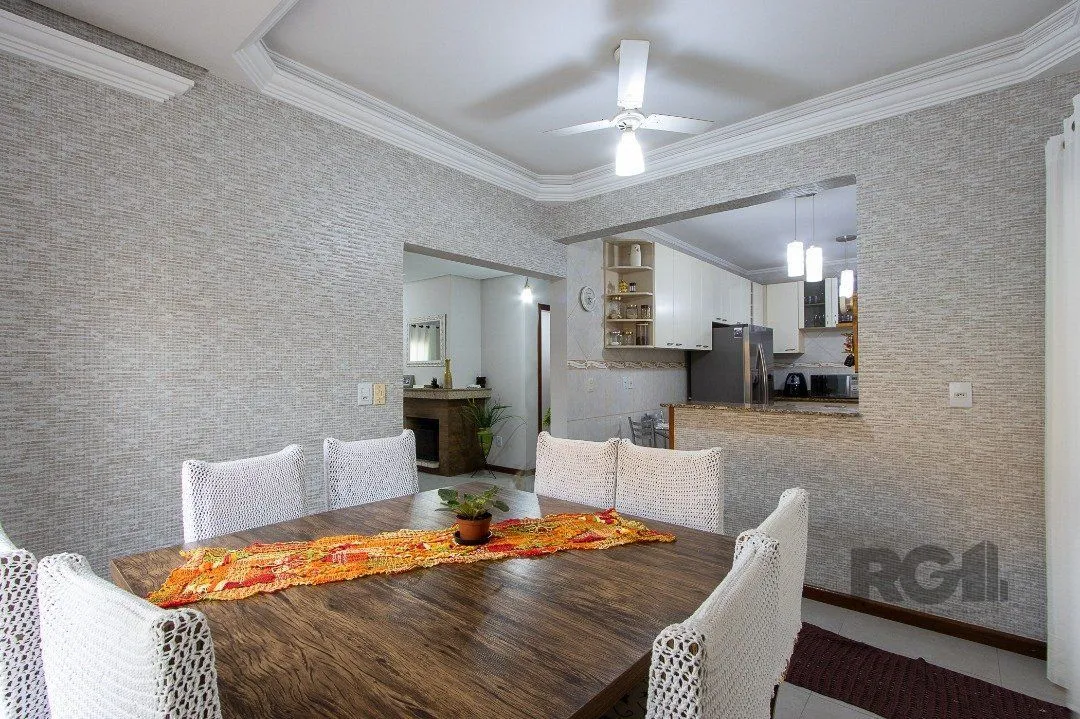 Imagem Casa para Venda com 3 dormitórios, sendo 1 suítes e 2 vagas no bairro Hípica