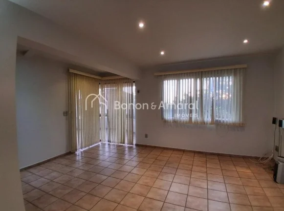Imagem Linda casa assobrada com 3 quartos sendo 1 suíte, 4 vagas, area de lazer e Localização ótima, pr...