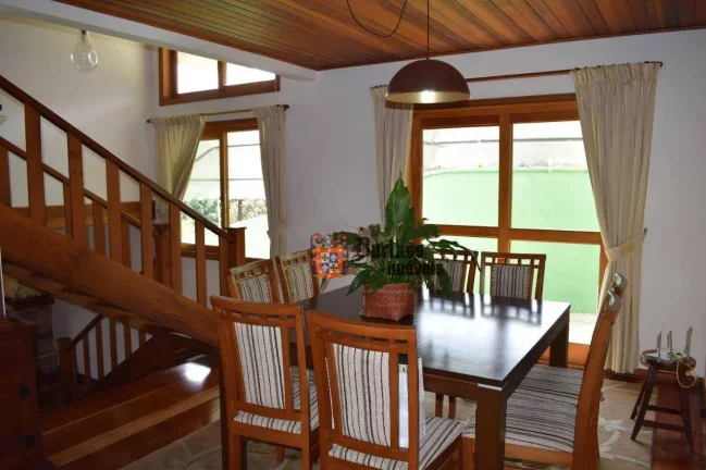 Imagem Casa com 3 dormitórios à venda, 285 m² por R$ 1.250.000,00 - Jardim Toriba - Campos do Jordão/SP