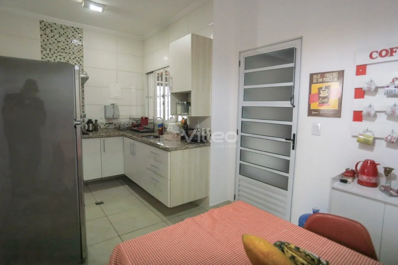 Imagem Casa de esquina com 2 casas no mesmo terreno, ideal para morar com a família ou ter uma segunda ren...