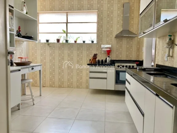 Imagem Localizado em uma torre única, este excelente apartamento oferece vista permanente para a charmosa ...