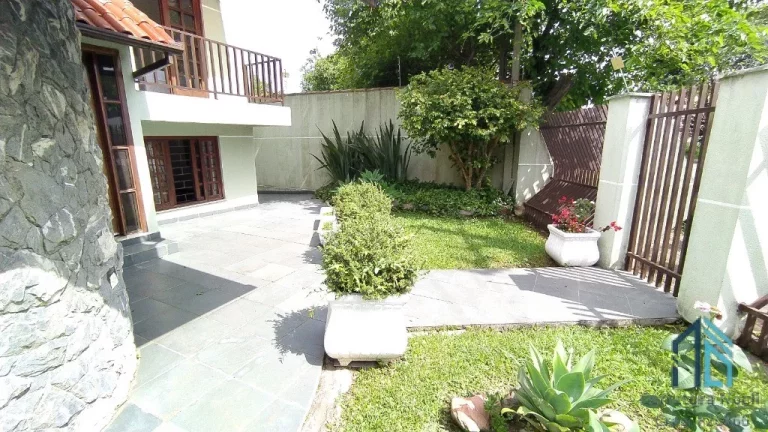 Imagem (PERMUTA) Casa a venda c/ático, ótima localização, 06 quartos c/suíte 8 vagas no Hauer em Curitiba PR