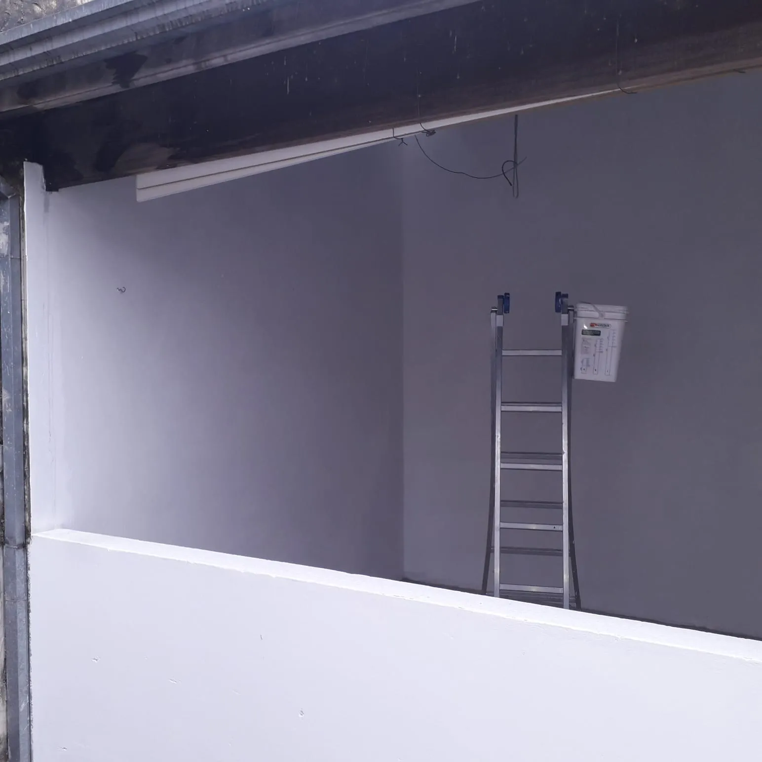 Imagem "Residência Confortável e Prática: Garagem Coberta, Três Dormitórios Aconchegantes, Sala Ampla, Cozinha Espaçosa e Mais! Descubra o Seu Novo Lar."