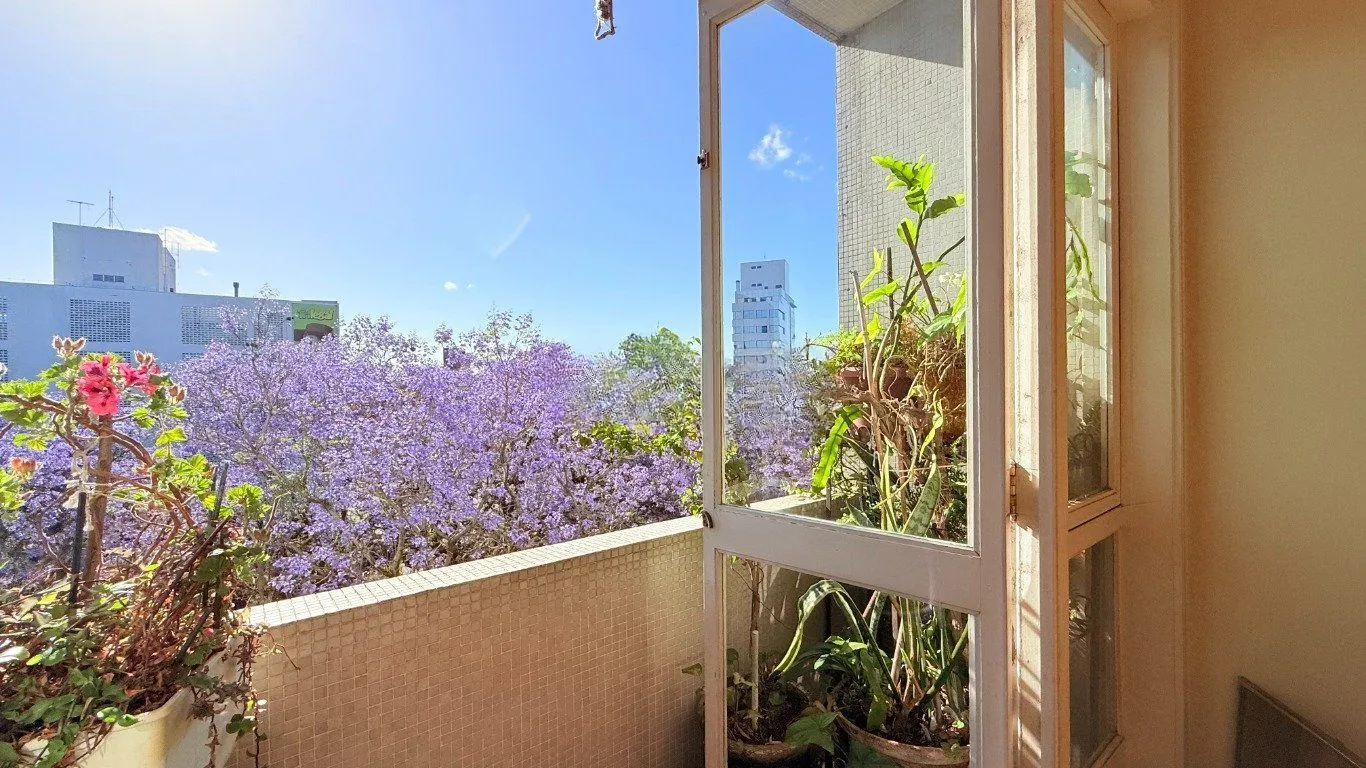 Imagem Apartamento de 3 dormitórios à venda no Bairro Petrópolis, Porto Alegre.