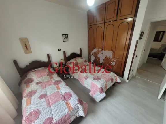 Imagem APARTAMENTO 02 QUARTOS + DEPENDÊNCIA DE EMPREGADA R$680.000,00, PRÓXIMO DA PRAIA, VILA RICA, APARTAMENTO ENORME E COM SACADA E LOCAL PRIVILEGIADO