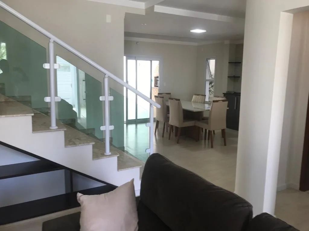 Imagem Lindo Sobrado no Bairro Jardim Karolyne com 235m².