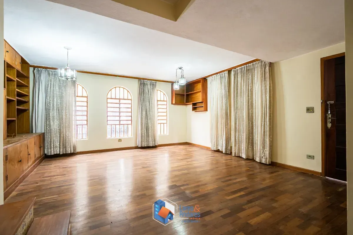 Imagem Sobrado para venda em Vila Santo Antônio com 6 quartos, sendo 1 suíte, 236m²