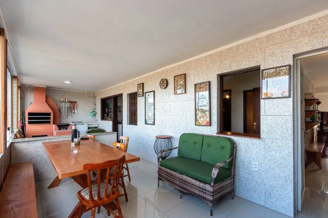 Imagem Casa para Venda - 300m², 5 dormitórios, 2 vagas - Cavalhada
