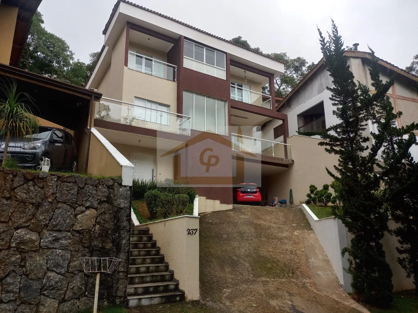 Imagem 3 amplas suítes repleta de armários, sendo duas avarandadas com vista espetacular, 4 vagas