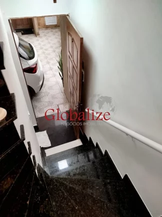 Imagem Sobrado com 3 banheiros, 1 social e 2 suítes com garagem privativa possui ar condicionado São Jorge -Santos R$425.000